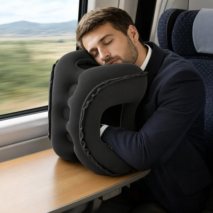 Sieste en train avec l'oreiller gonflable