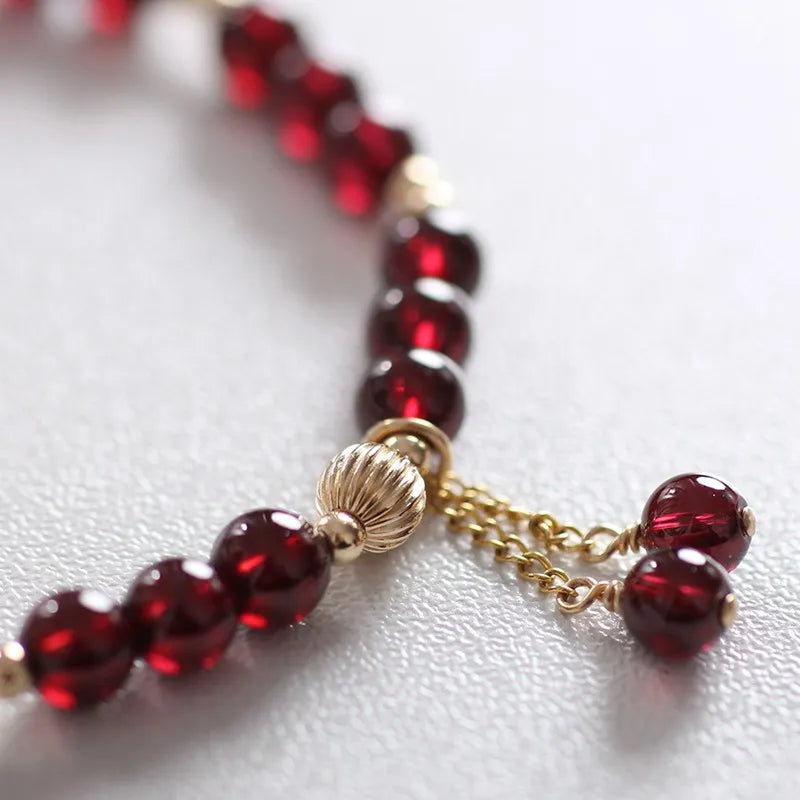 Bracelet Fin Grenat Naturel et Plaqué Or 14 Carats – Breloques Pampille, Réglable