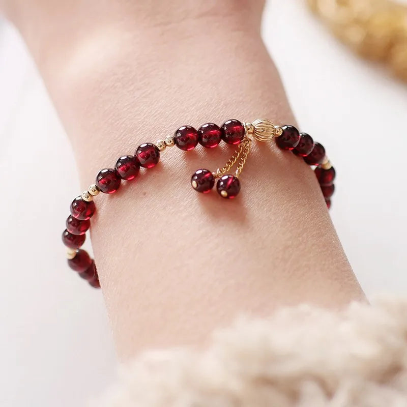 Bracelet Fin Grenat Naturel et Plaqué Or 14 Carats – Breloques Pampille, Réglable