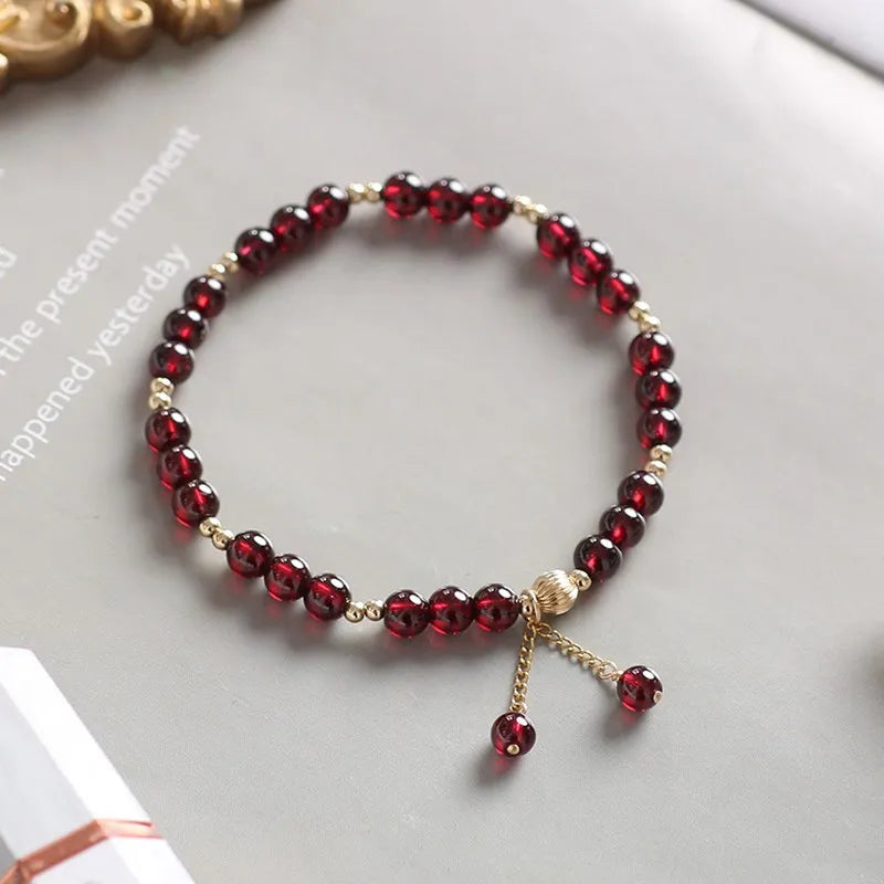 Bracelet Fin Grenat Naturel et Plaqué Or 14 Carats – Breloques Pampille, Réglable