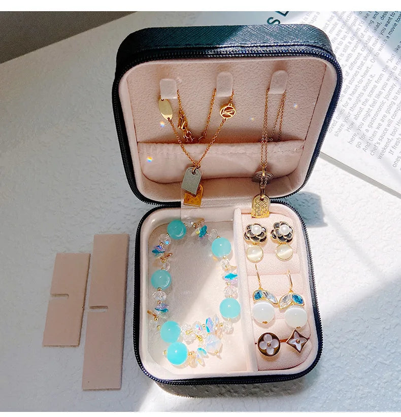 Étui à Bijoux de Voyage Compact en Simili-Cuir – Petite Boîte de Rangement Bagues, Boucles d'Oreilles et Colliers, Rose, Noir ou Blanc, Idée Cadeau