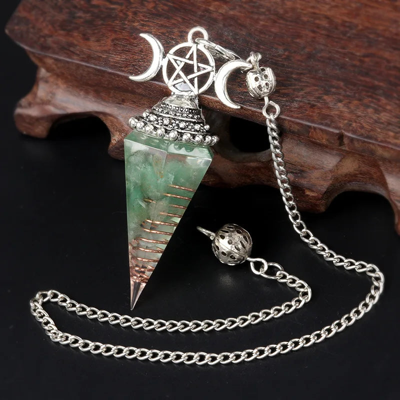 Pendule Triple Lune et Pentacle en Orgonite – Éclats de Pierres Naturelles, 8 Pierres au Choix