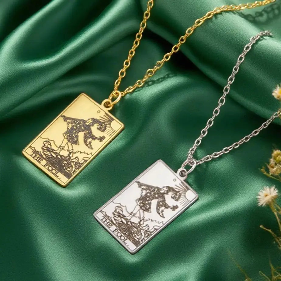 Collier Carte de Tarot en Acier Inoxydable Femme et Homme – Pendentif Arcane Majeur Gravé, 22 Cartes, Doré, Argenté ou Or Rose, Idée Cadeau