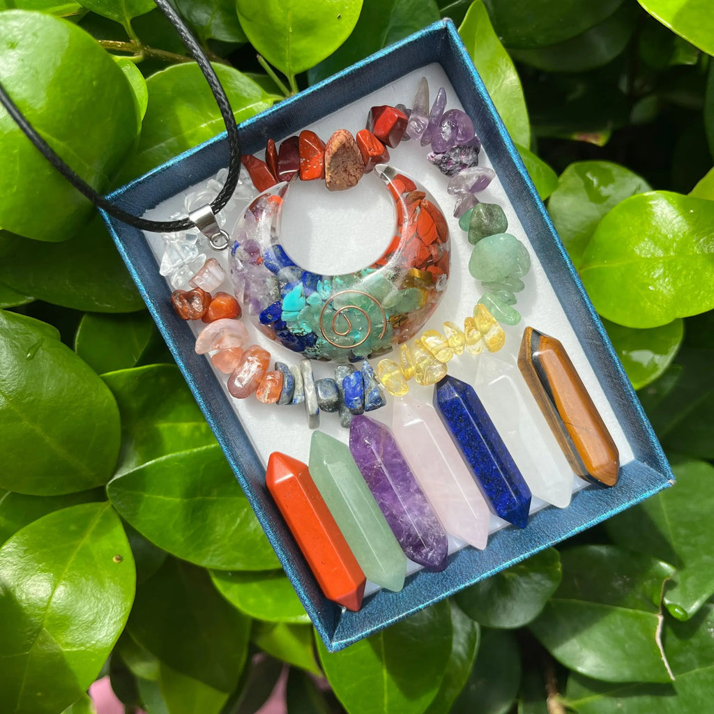 Coffret 7 Chakras : 7 Pointes de Cristal, Pendentif et Bracelet en Éclats de Pierres – 3 Modèles