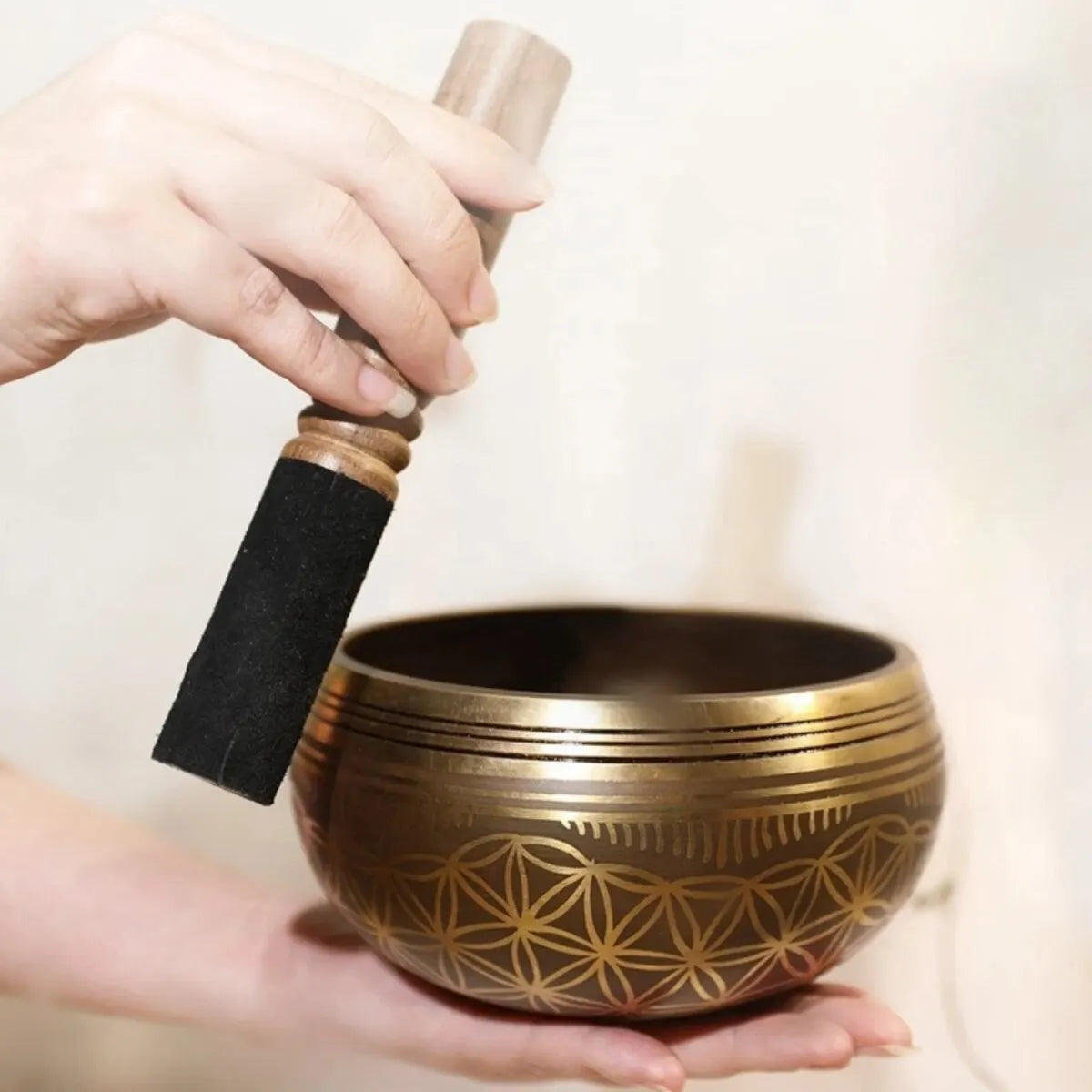 Coffret Bol Chantant Tibétain – Fleur de Vie, Œil Doré ou Motifs Porte-Bonheur, Coussin et Maillet