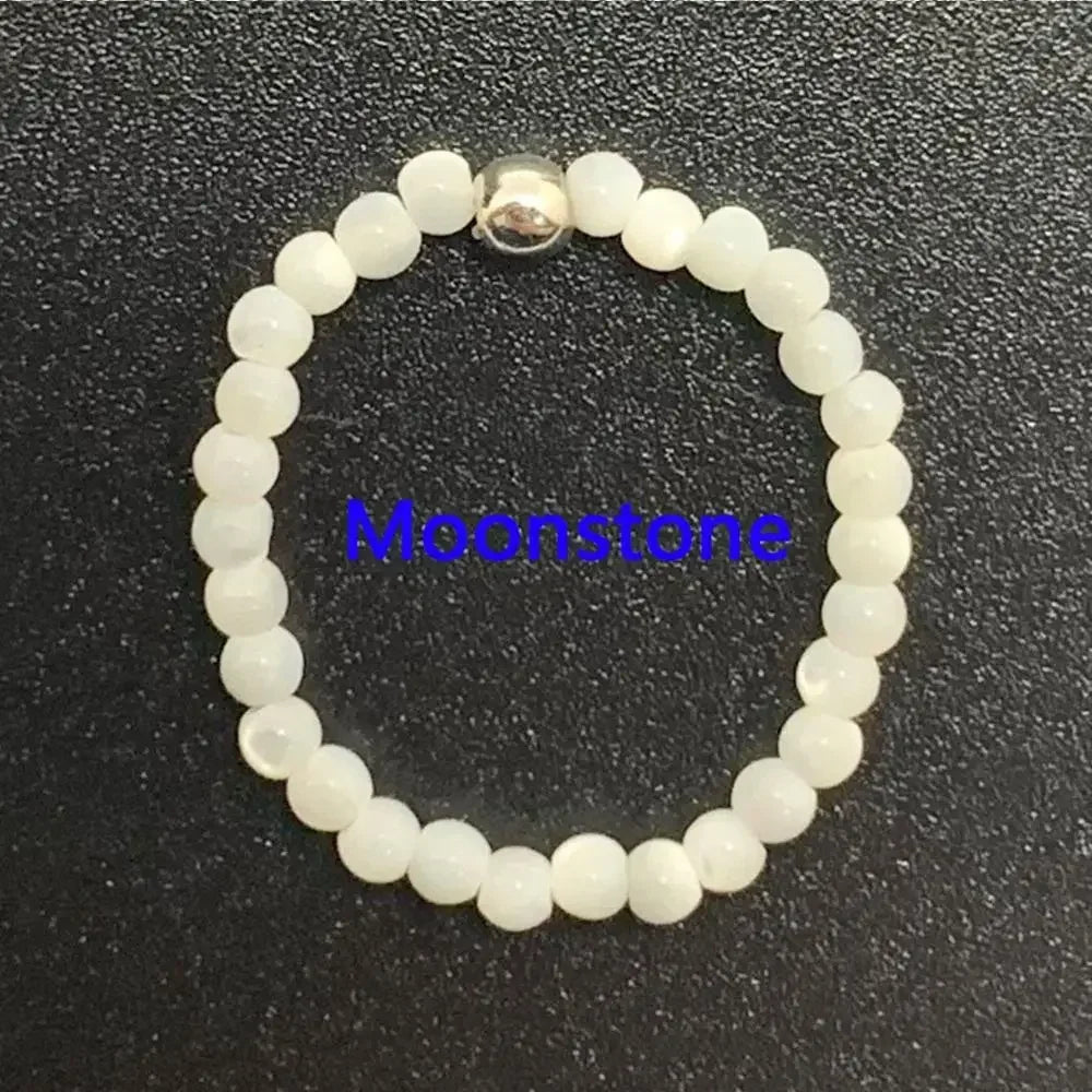 Bague Bohème en Perles de Pierre Naturelle 4 mm – Extensible, Perle Dorée ou Argentée, 14 Pierres