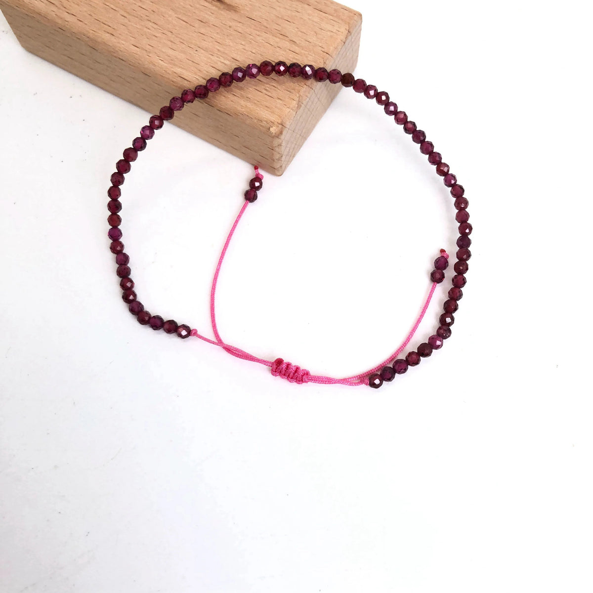 Bracelet Tressé Perles Facettées 2-3 mm – Pierre Naturelle au Choix, Ajustable, Ultra-Fin