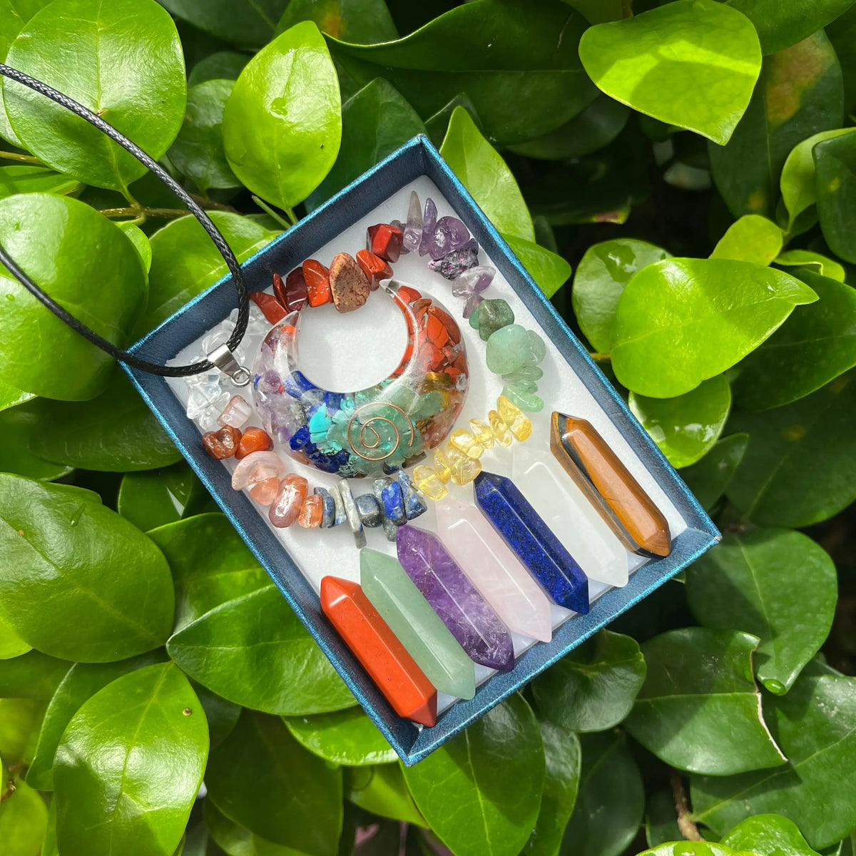 Coffret 7 Chakras : 7 Pointes de Cristal, Pendentif et Bracelet en Éclats de Pierres – 3 Modèles