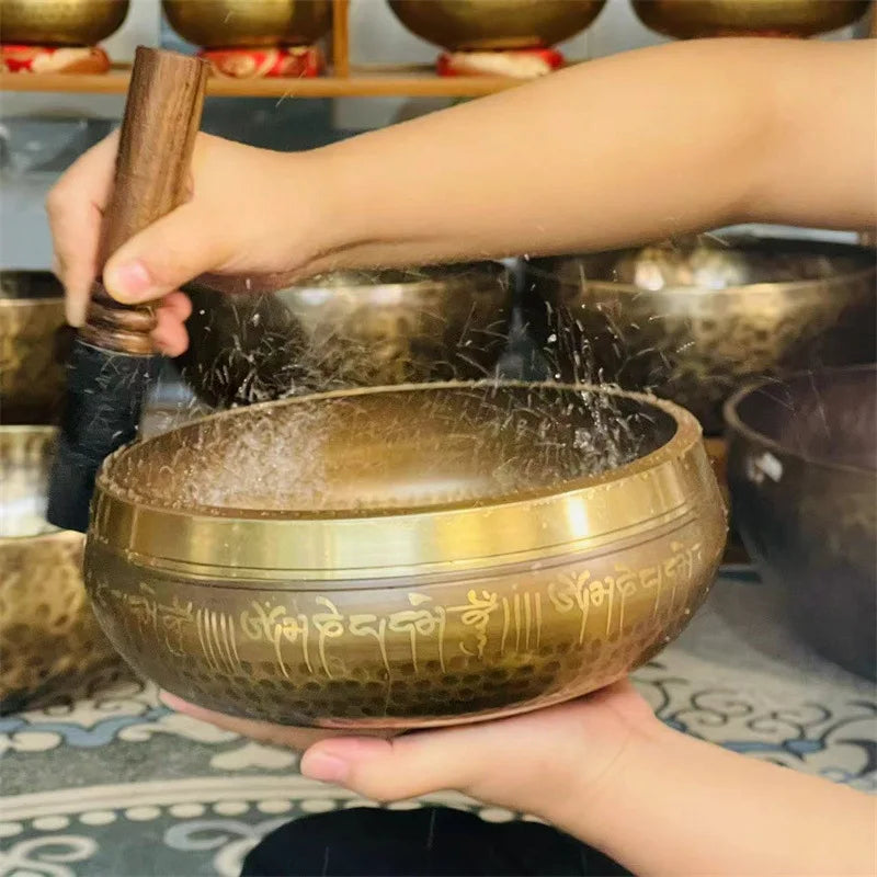 Bol Chantant Tibétain Gravé de Mantras – Fabriqué à la Main au Népal, de 8 à 20 cm, avec Maillet