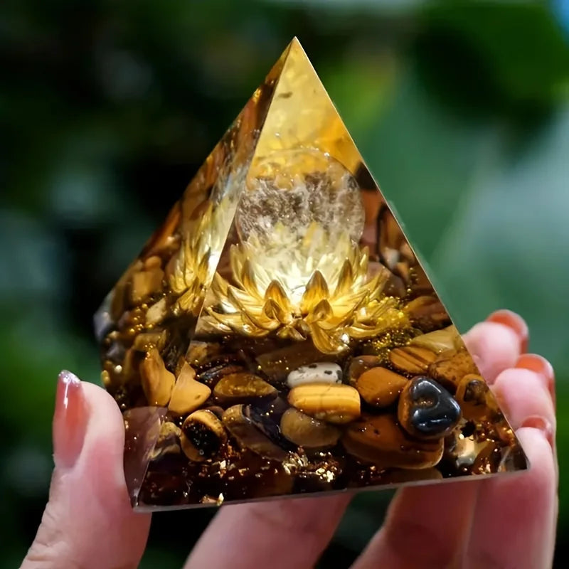 Pyramide d'Orgonite Lotus et Œil de Tigre – Résine, Feuille d'Or et Sphère de Cristal