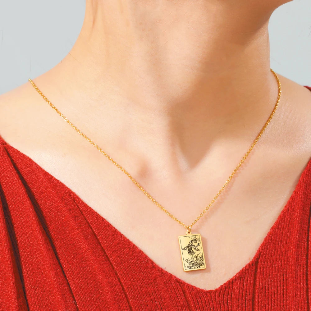 Collier Carte de Tarot en Acier Inoxydable Femme et Homme – Pendentif Arcane Majeur Gravé, 22 Cartes, Doré, Argenté ou Or Rose, Idée Cadeau