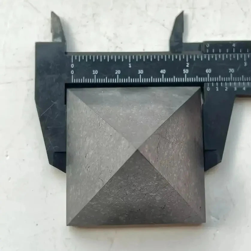 Pyramide en Shungite Naturelle – 3 ou 5 cm, Pierre Noire Polie de Carélie