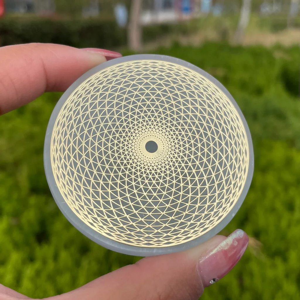 Disque de Sélénite Gravé Fleur de Vie 6 cm – Plaque de Rechargement pour Pierres et Bijoux