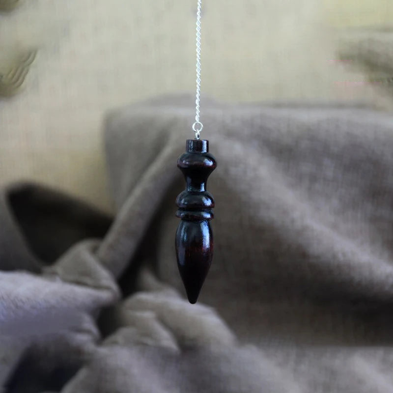 Pendule Égyptien en Bois Sombre Tourné – Pendule de Radiesthésie Karnak, Chaîne Simple ou 7 Chakras