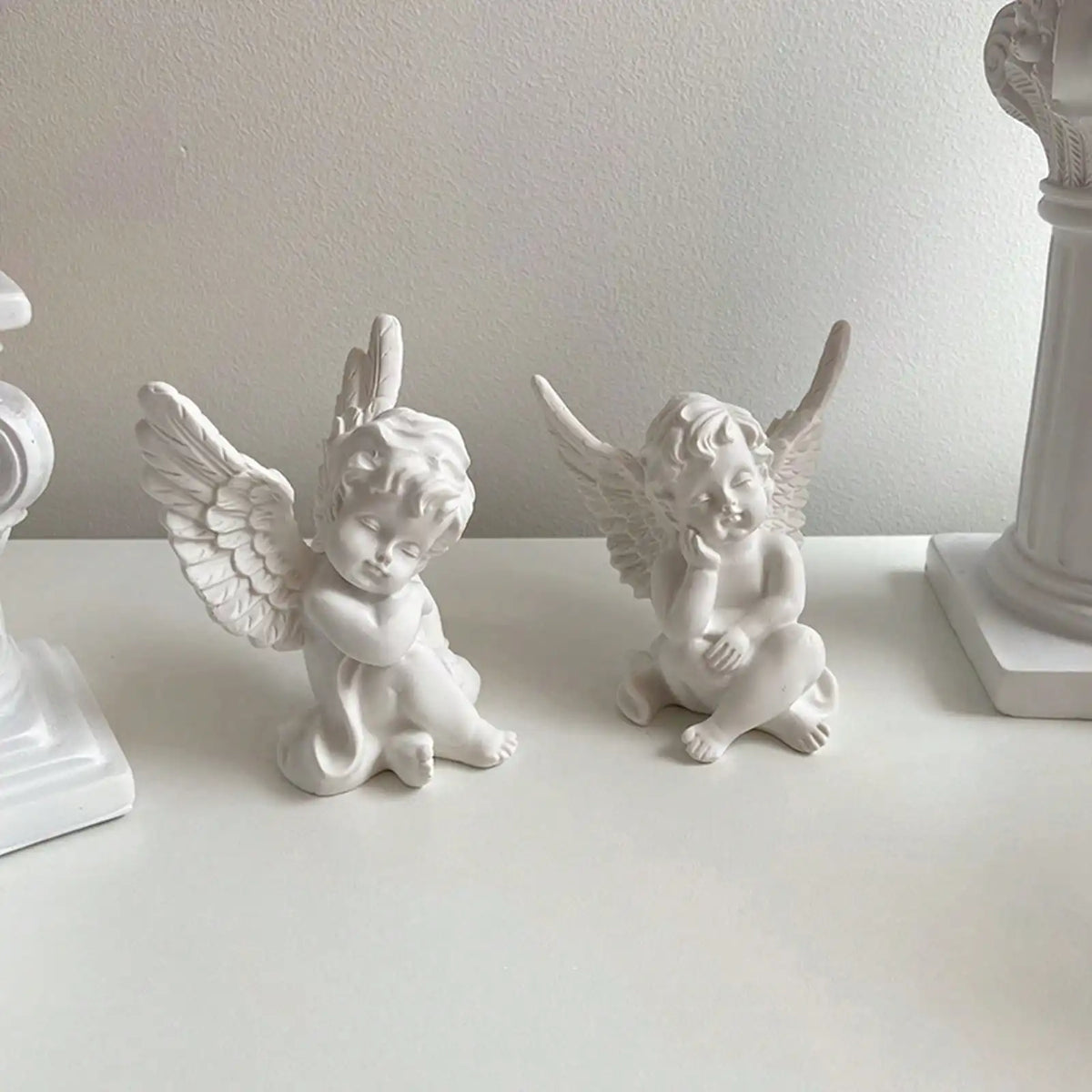 Figurine Chérubin en Résine Blanche – Ange Pensif aux Ailes, Décoration Classique, 2 Modèles