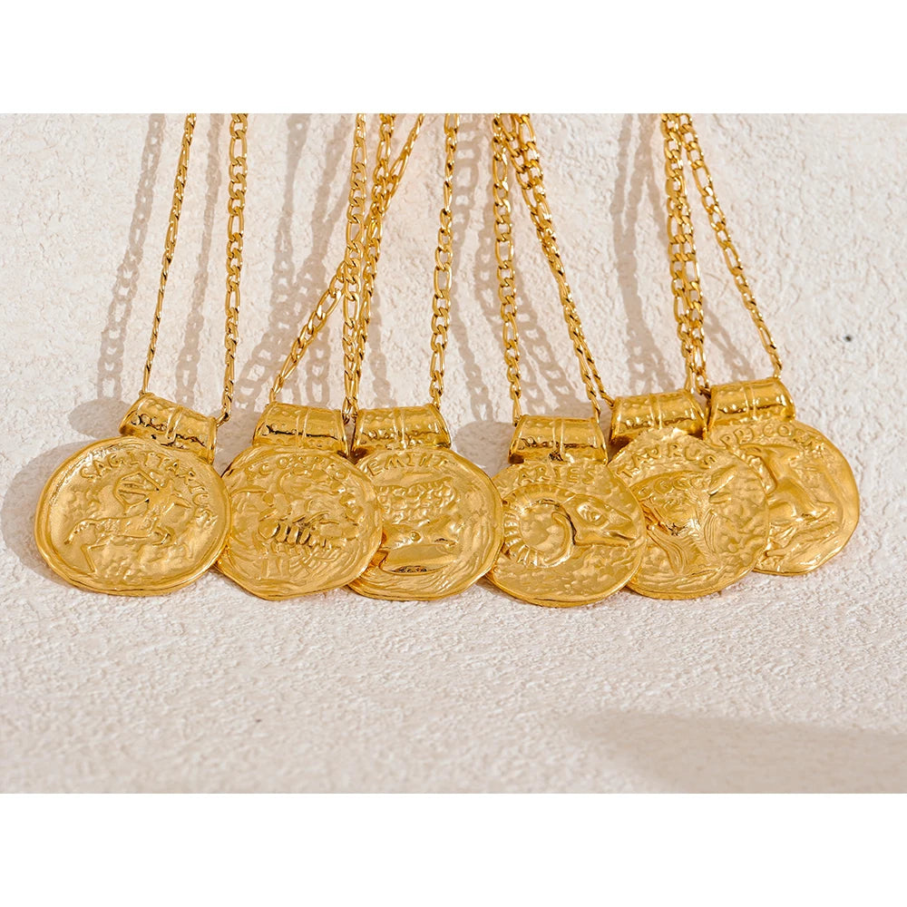 Collier Médaille Signe du Zodiaque Dorée Femme et Homme – Pendentif Rond Martelé Style Pièce Antique, Acier Inoxydable, 12 Signes Astrologiques, Idée Cadeau