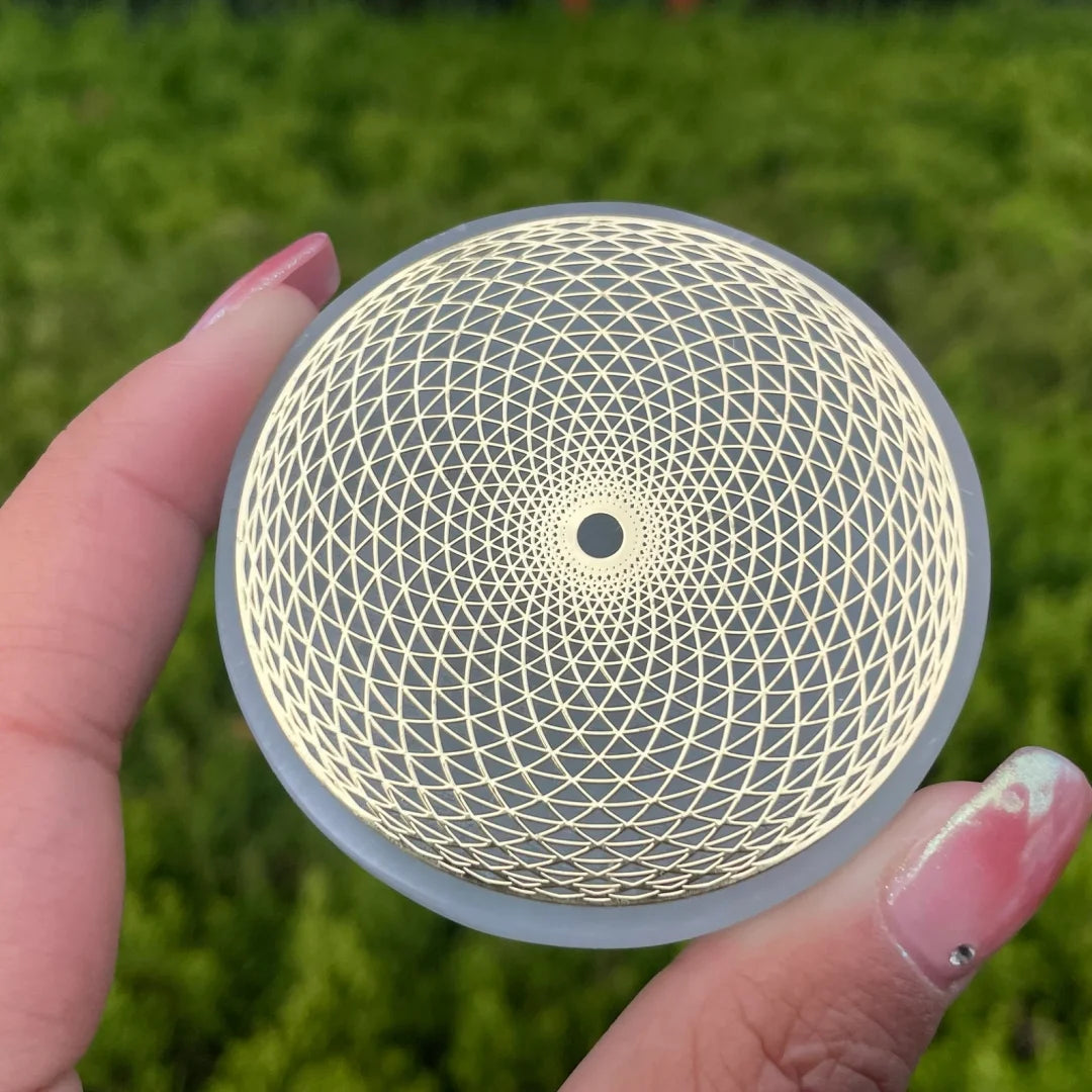 Disque de Sélénite Gravé Fleur de Vie 6 cm – Plaque de Rechargement pour Pierres et Bijoux