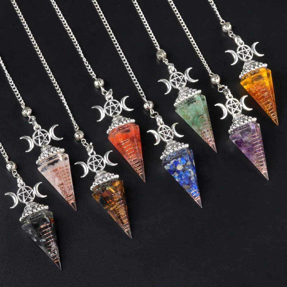 Pendule Triple Lune et Pentacle en Orgonite – Éclats de Pierres Naturelles, 8 Pierres au Choix