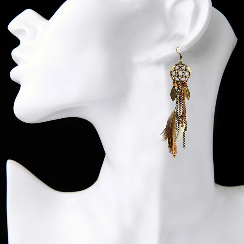 Boucles d'Oreilles Attrape-Rêves Longues – Plumes, Chaînettes et Perles, Style Bohème