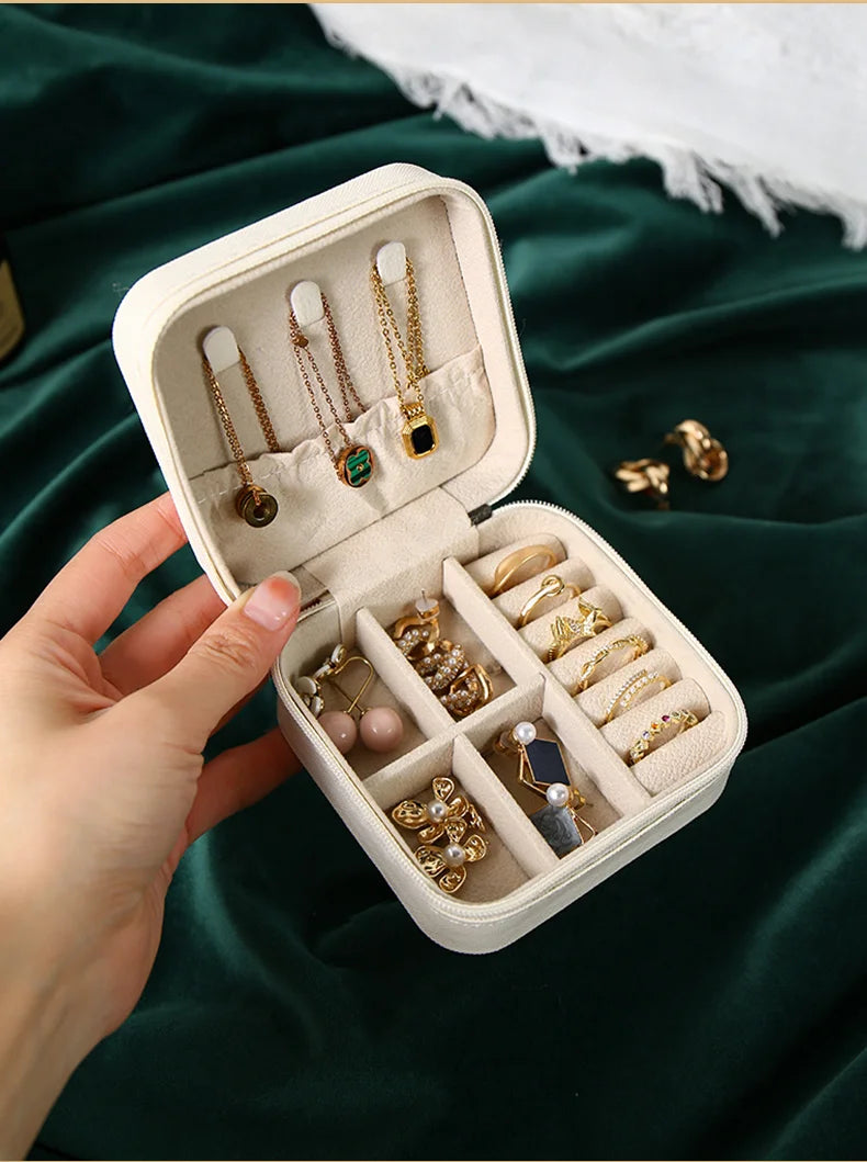 Étui à Bijoux de Voyage Compact en Simili-Cuir – Petite Boîte de Rangement Bagues, Boucles d'Oreilles et Colliers, Rose, Noir ou Blanc, Idée Cadeau