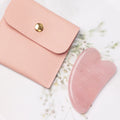 Gua Sha en Quartz Rose Naturel avec Pochette – Pierre de Massage du Visage en Forme de Cœur, Rituel Beauté du Soir, Idée Cadeau Femme