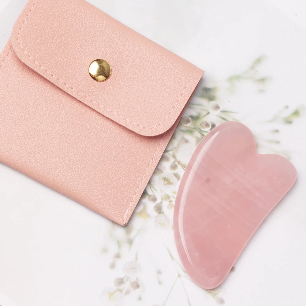 Gua Sha en Quartz Rose Naturel avec Pochette – Pierre de Massage du Visage en Forme de Cœur, Rituel Beauté du Soir, Idée Cadeau Femme