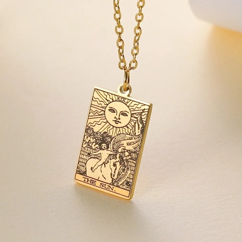 Collier Carte de Tarot en Acier Inoxydable Femme et Homme – Pendentif Arcane Majeur Gravé, 22 Cartes, Doré, Argenté ou Or Rose, Idée Cadeau