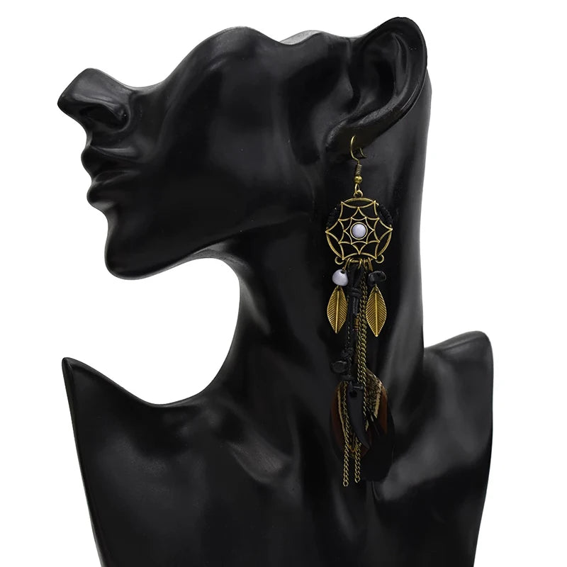 Boucles d'Oreilles Attrape-Rêves Longues – Plumes, Chaînettes et Perles, Style Bohème