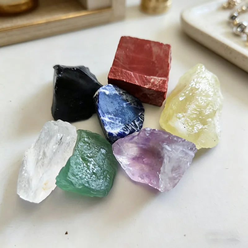Lot de 7 Pierres Brutes des Chakras 2-3 cm – Améthyste, Citrine, Fluorite, Sodalite, Jaspe Rouge…