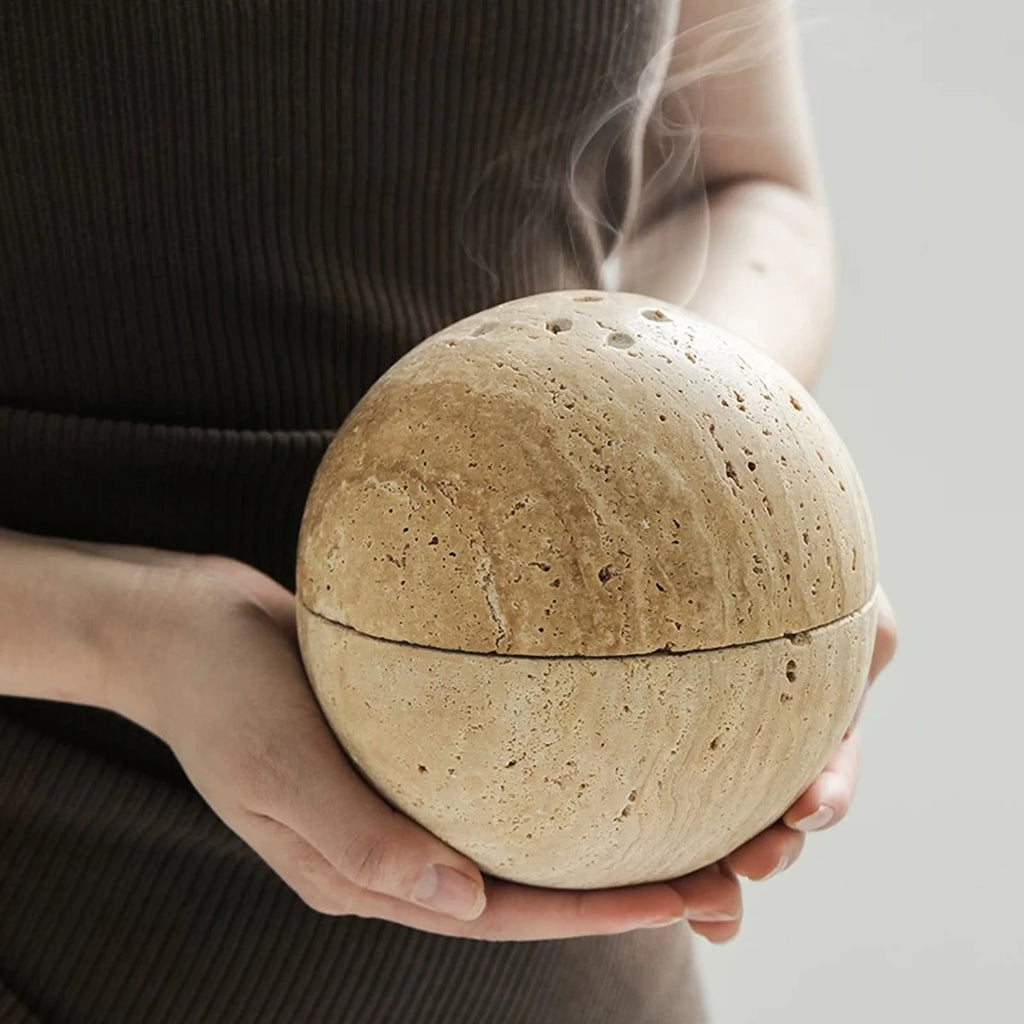 Brûle-Encens Sphère en Travertin – Boule à Couvercle Ajouré pour Résines, Palo Santo et Encens