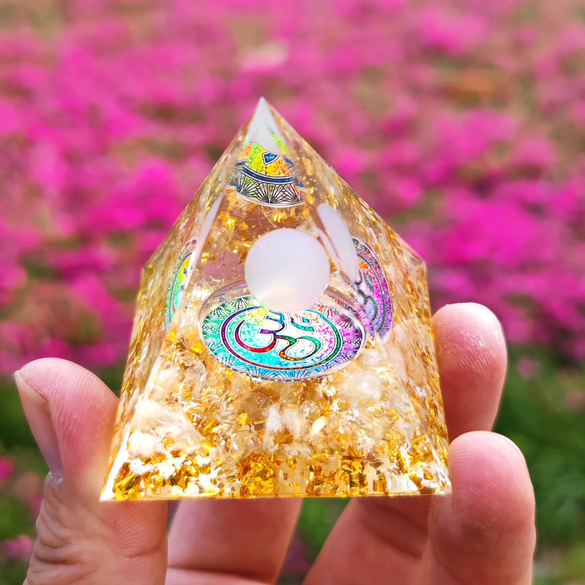 Pyramide d'Orgonite à Sphère de Pierre – 35 Modèles : Fleur de Vie, Lotus, Arbre de Vie, 7 Chakras
