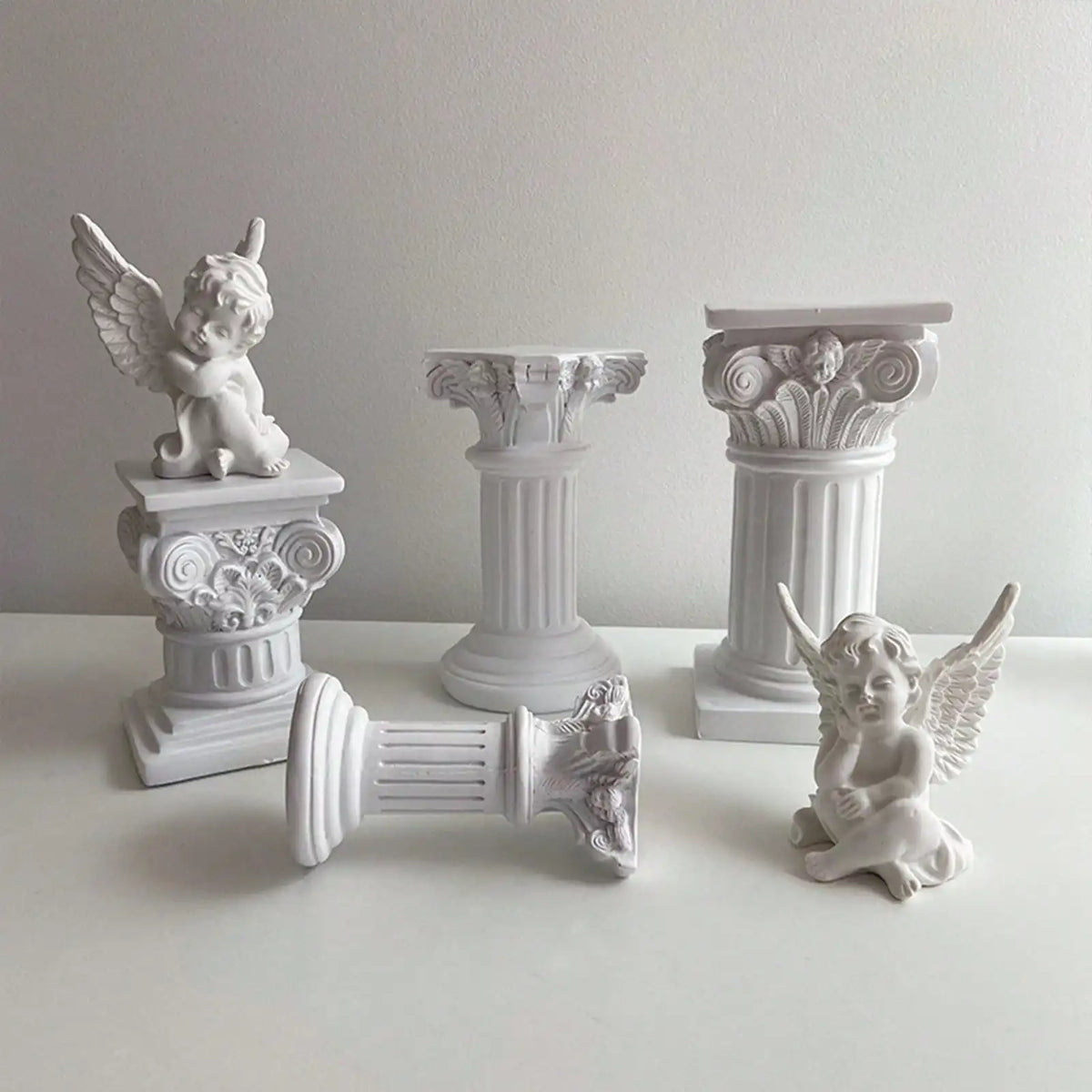 Figurine Chérubin en Résine Blanche – Ange Pensif aux Ailes, Décoration Classique, 2 Modèles