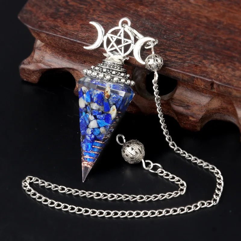 Pendule Triple Lune et Pentacle en Orgonite – Éclats de Pierres Naturelles, 8 Pierres au Choix