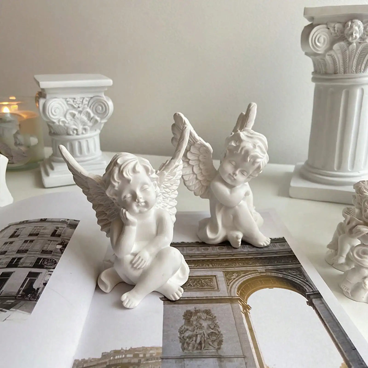 Figurine Chérubin en Résine Blanche – Ange Pensif aux Ailes, Décoration Classique, 2 Modèles