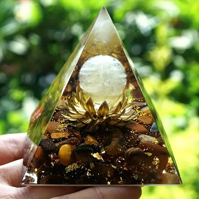 Pyramide d'Orgonite Lotus et Œil de Tigre – Résine, Feuille d'Or et Sphère de Cristal