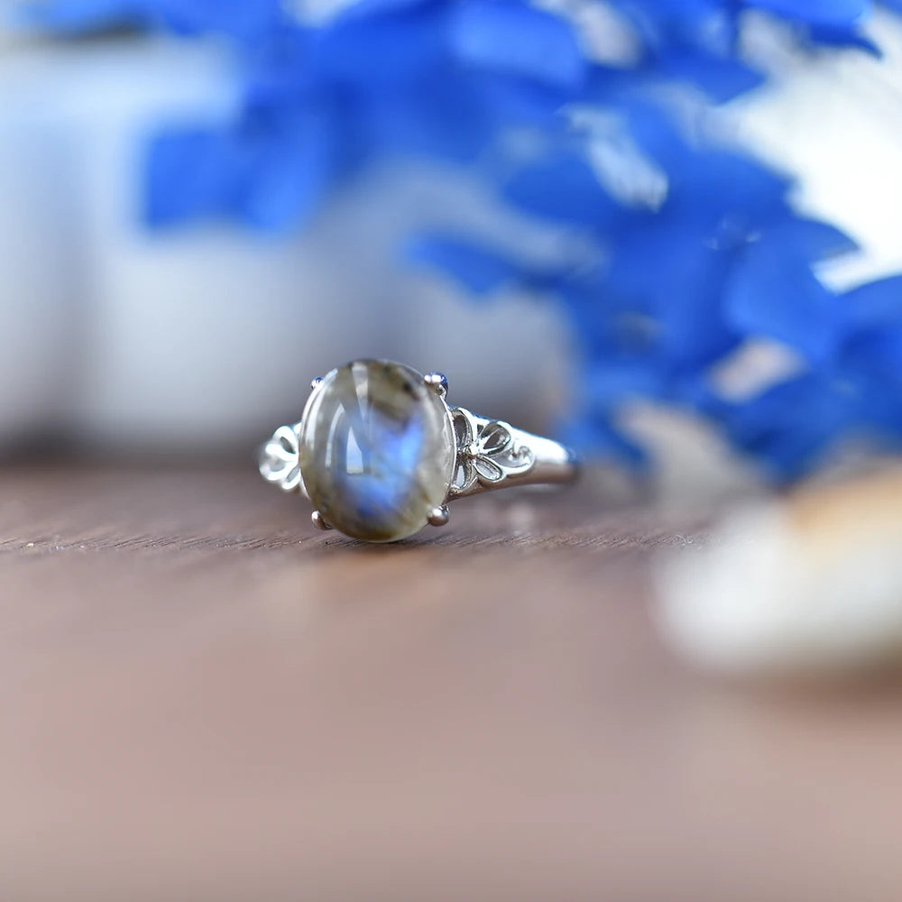 Bague Fleur Ajourée en Labradorite Naturelle – Cabochon Ovale 8 x 10 mm, Taille Ajustable