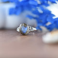 Bague Fleur Ajourée en Labradorite Naturelle – Cabochon Ovale 8 x 10 mm, Taille Ajustable