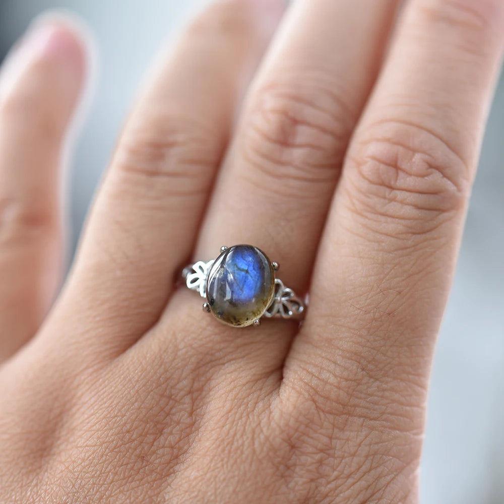 Bague Fleur Ajourée en Labradorite Naturelle – Cabochon Ovale 8 x 10 mm, Taille Ajustable