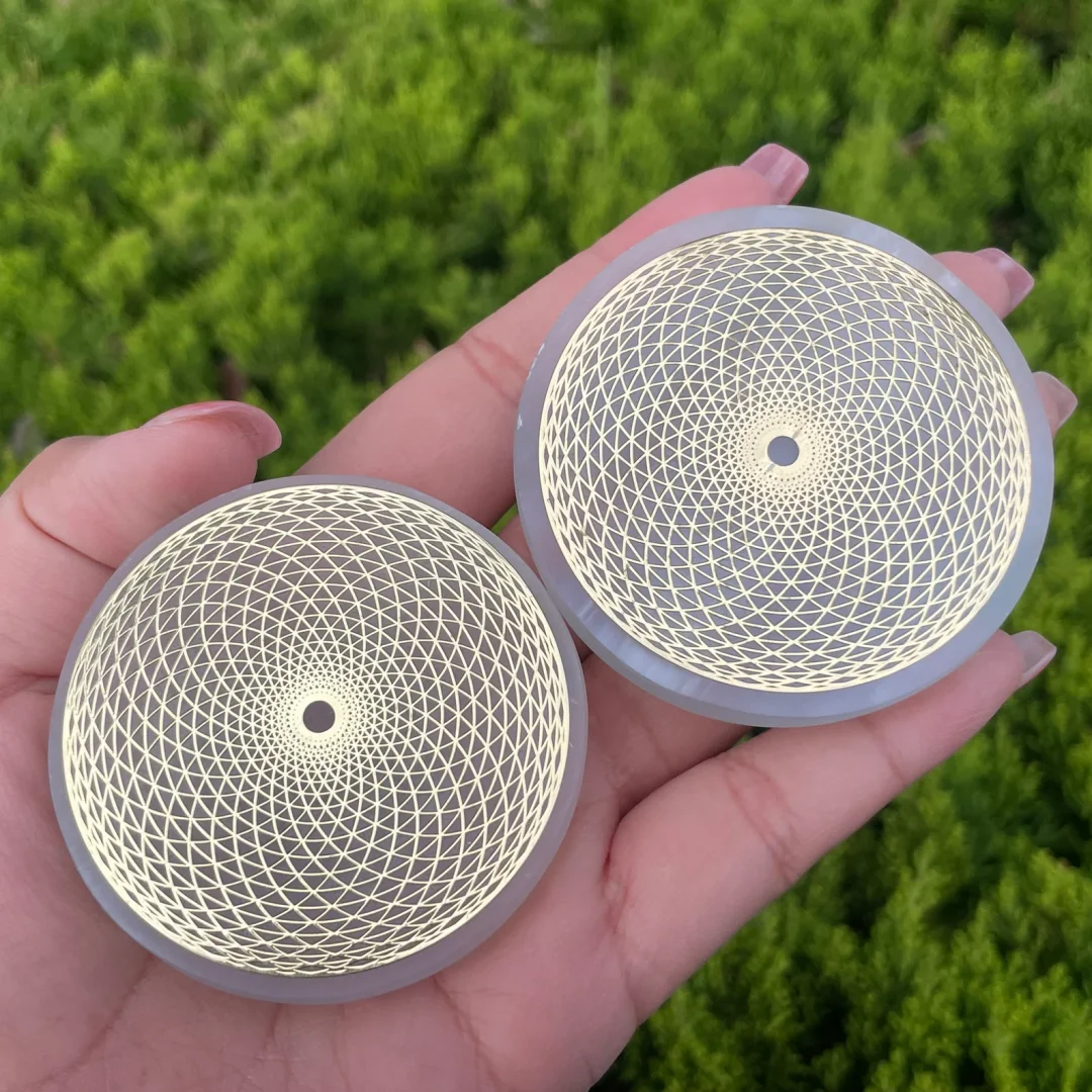 Disque de Sélénite Gravé Fleur de Vie 6 cm – Plaque de Rechargement pour Pierres et Bijoux