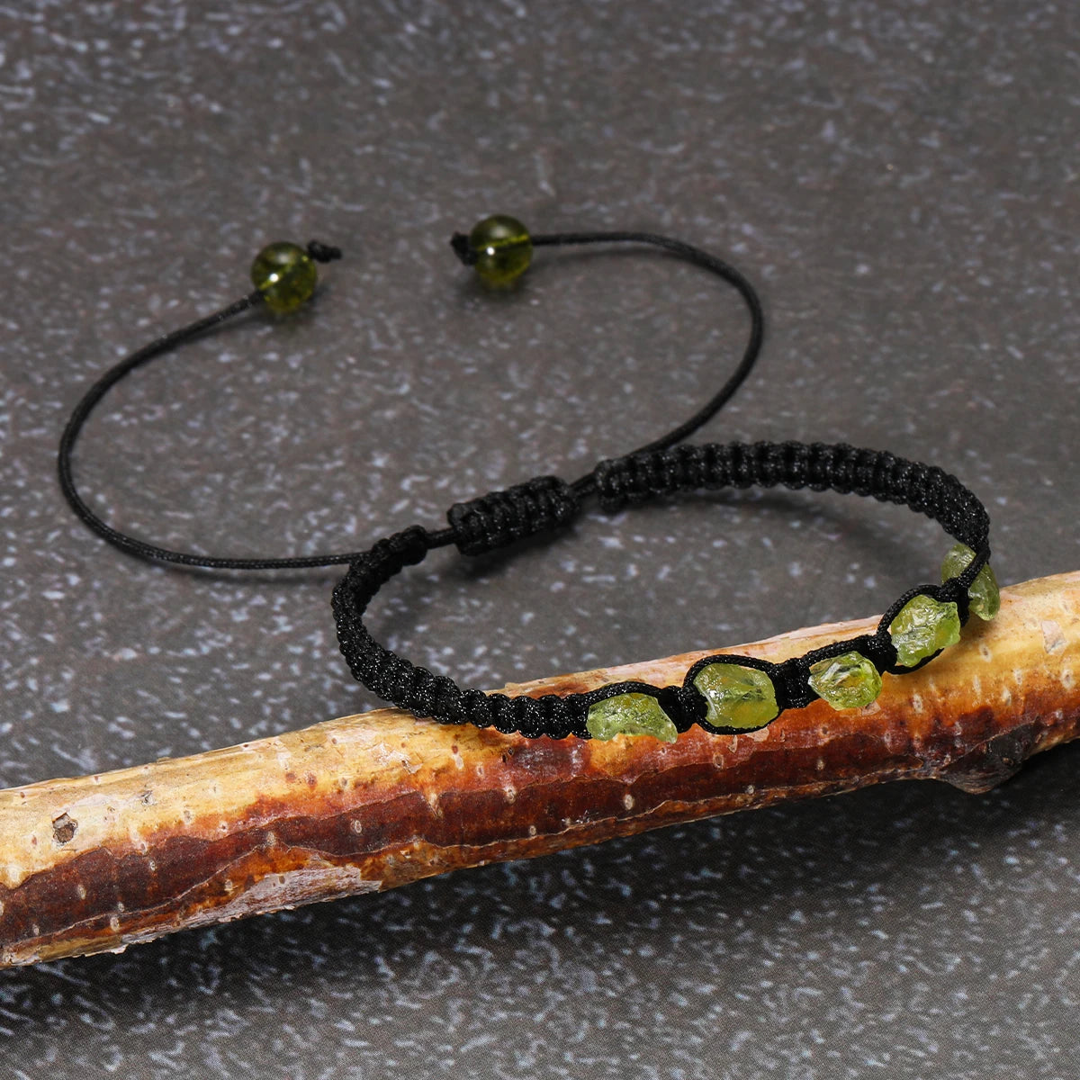 Bracelet Péridot Brut Tressé Homme et Femme – Pierres Naturelles Vert Olive sur Cordon Noir Réglable, Bracelet Pierre Naturelle, Idée Cadeau