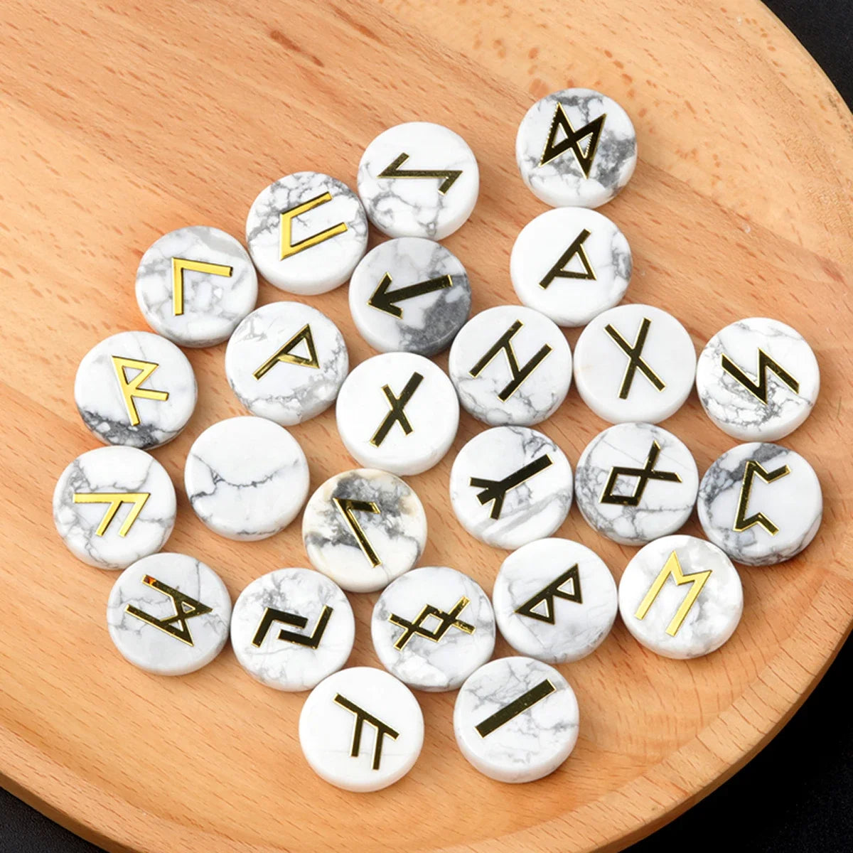 Jeu de 25 Runes Vikings en Pierre Naturelle Gravée – 10 Pierres au Choix