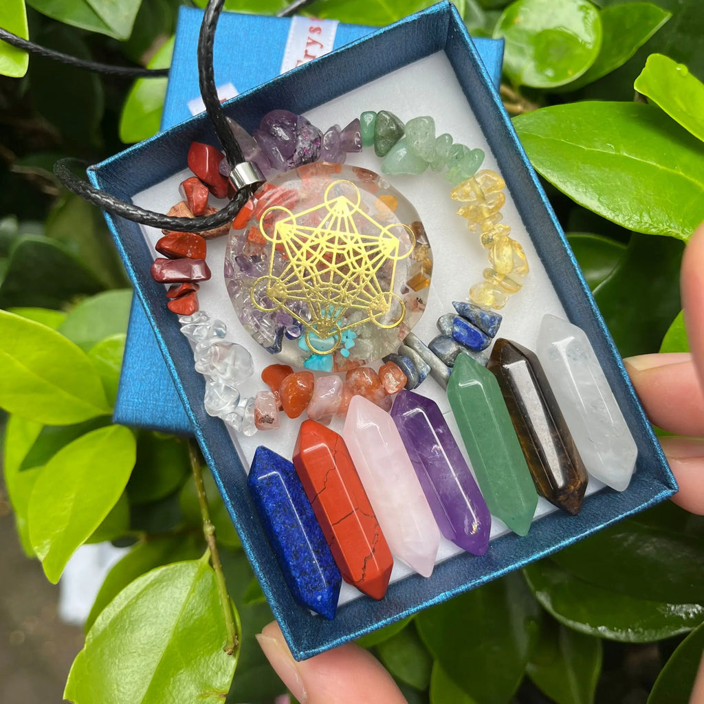 Coffret 7 Chakras : 7 Pointes de Cristal, Pendentif et Bracelet en Éclats de Pierres – 3 Modèles