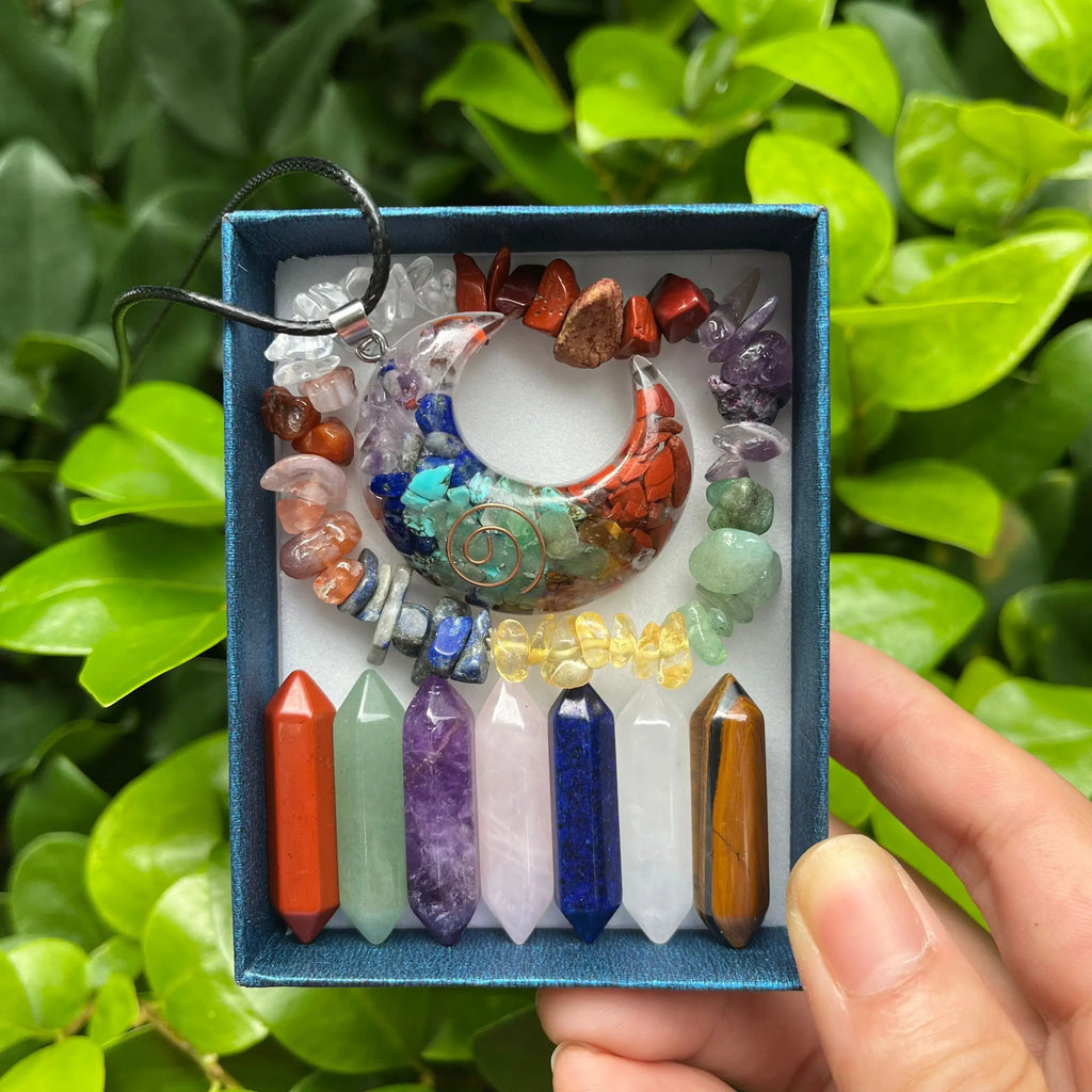 Coffret 7 Chakras : 7 Pointes de Cristal, Pendentif et Bracelet en Éclats de Pierres – 3 Modèles