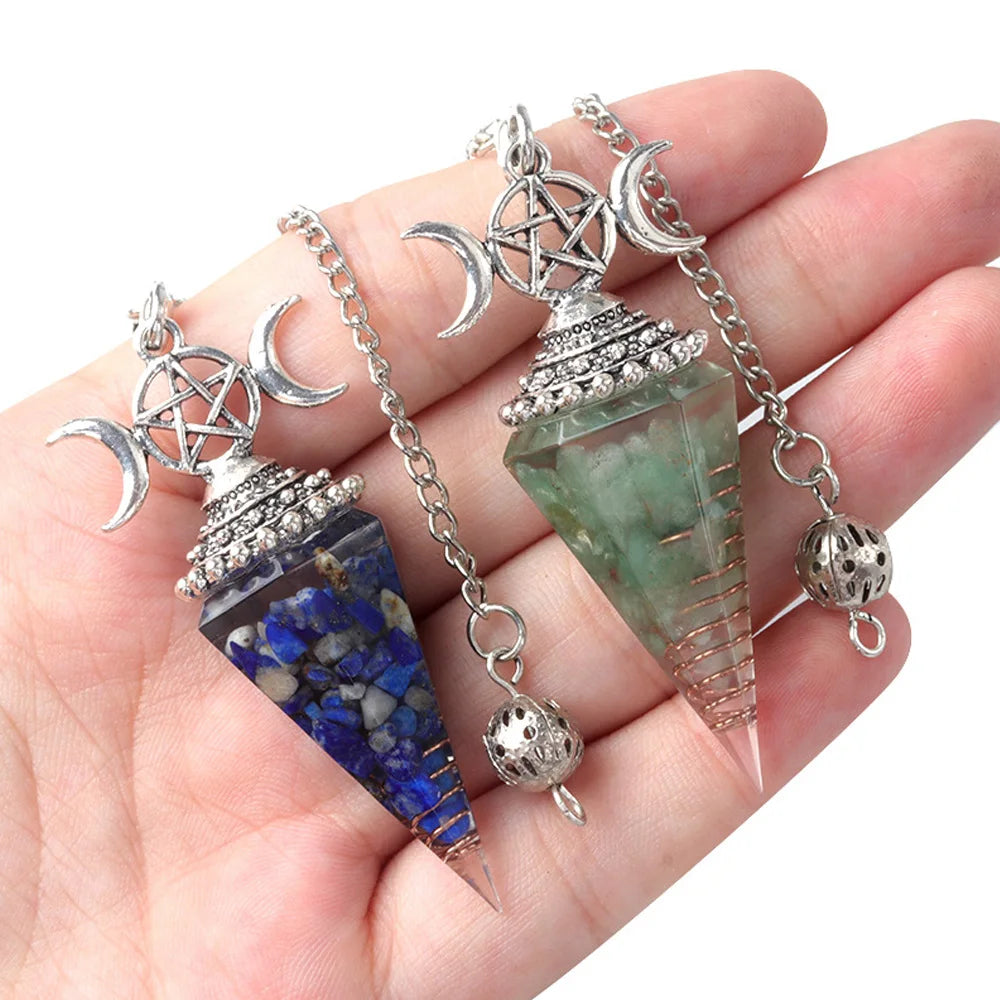 Pendule Triple Lune et Pentacle en Orgonite – Éclats de Pierres Naturelles, 8 Pierres au Choix