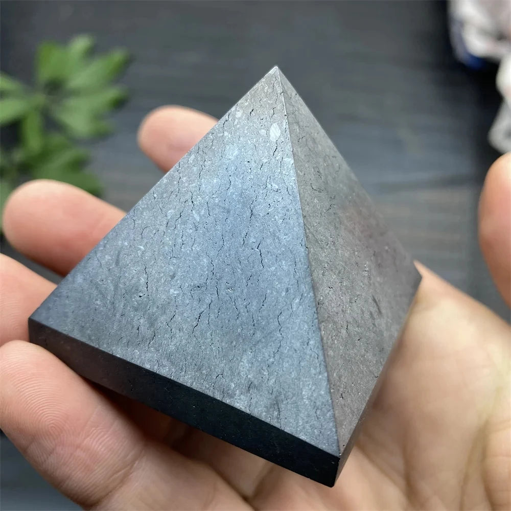 Pyramide en Shungite Naturelle – 3 ou 5 cm, Pierre Noire Polie de Carélie