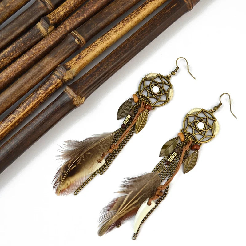 Boucles d'Oreilles Attrape-Rêves Longues – Plumes, Chaînettes et Perles, Style Bohème