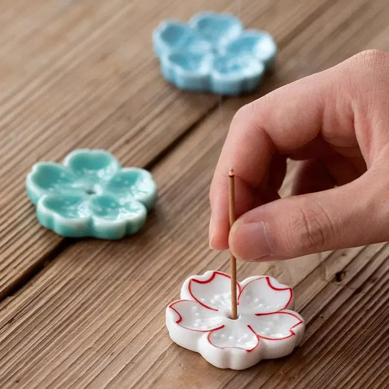 Porte-Encens Fleur de Cerisier en Céramique – Petit Support pour Bâtonnet, 13 Coloris