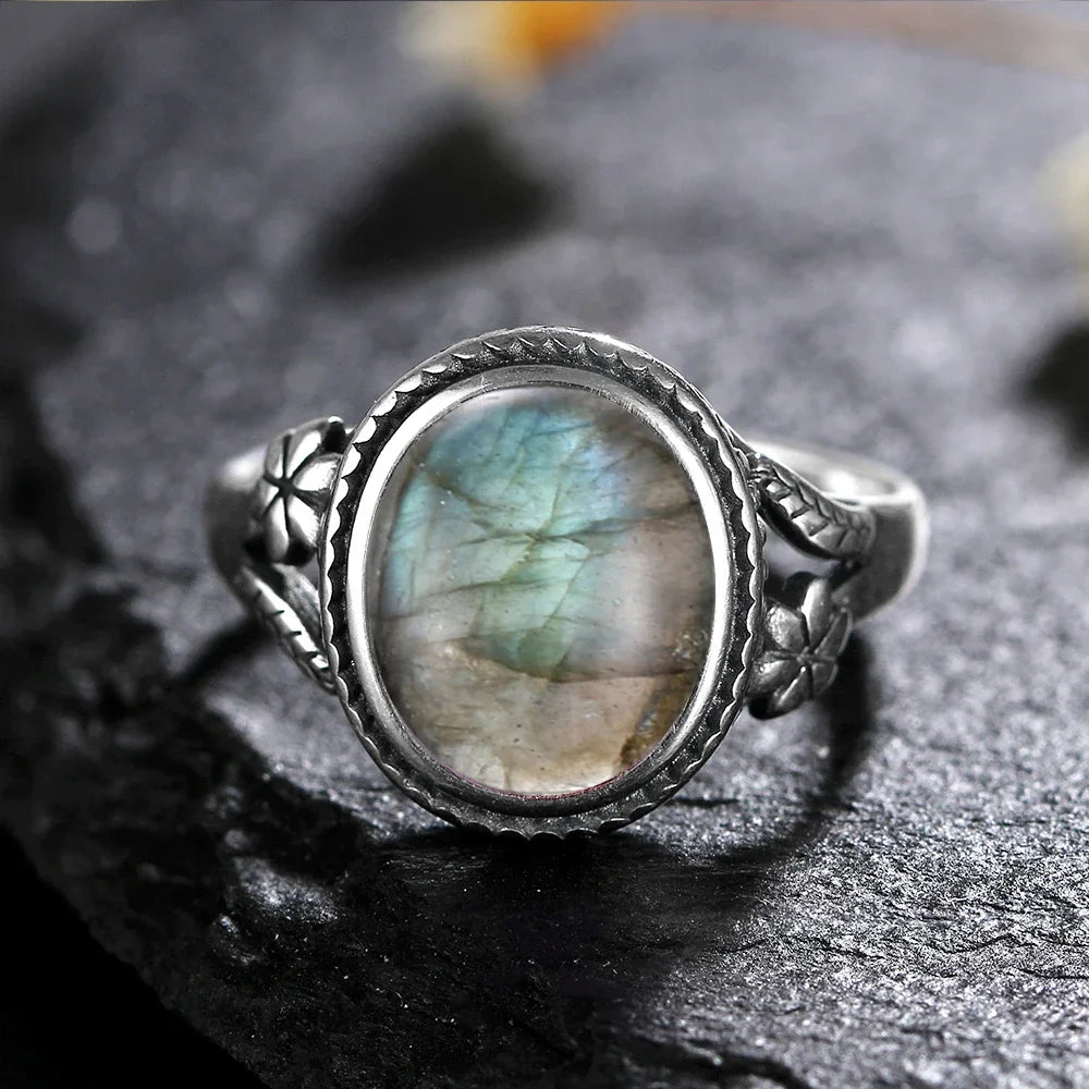 Bague Vintage Ovale en Pierre Naturelle – Monture Argentée Ciselée, Pierre de Lune, Labradorite, Charoïte…