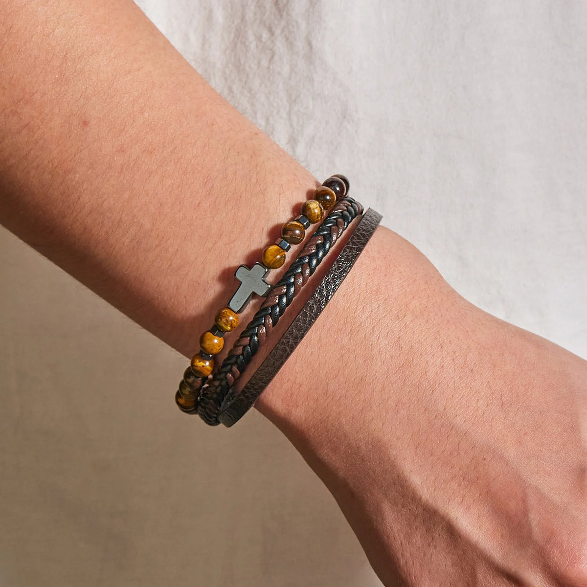 Bracelet Cuir Homme Multi-Rangs avec Perles de Pierre et Croix – 22 cm, 4 Coloris