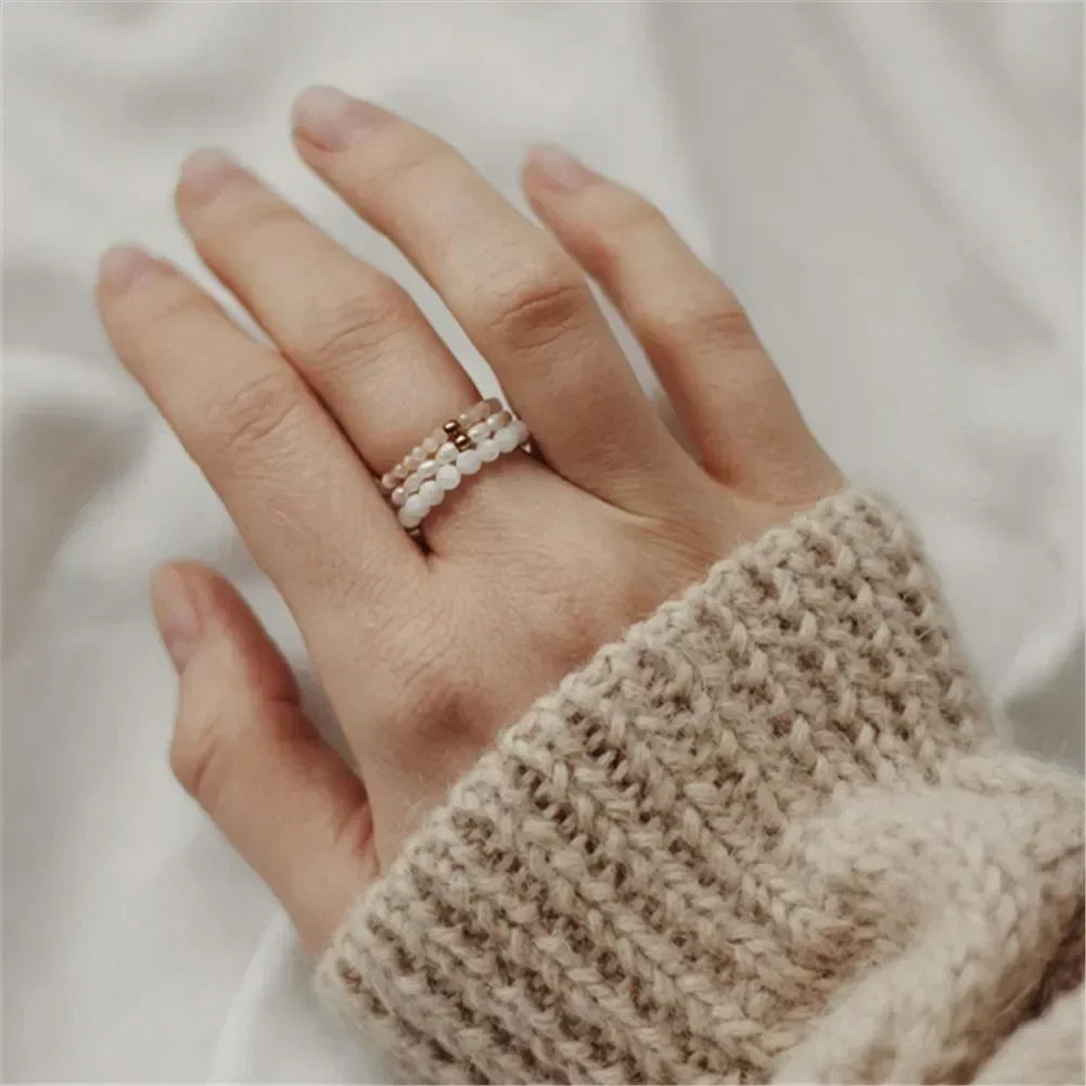 Bague Bohème en Perles de Pierre Naturelle 4 mm – Extensible, Perle Dorée ou Argentée, 14 Pierres